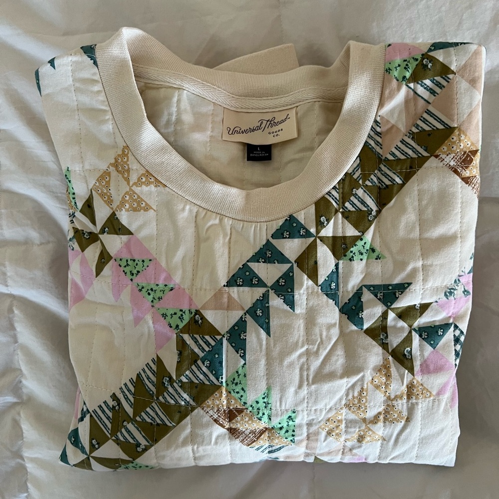 Universal Threads quilted crew neck